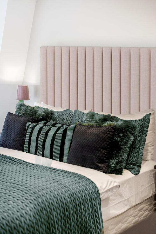 Explore The Most Exquisite West-End From A Harrods Family And Couple Home 런던 외부 사진