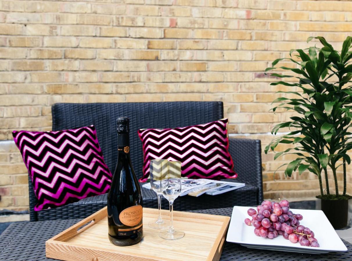 Explore The Most Exquisite West-End From A Harrods Family And Couple Home 런던 외부 사진