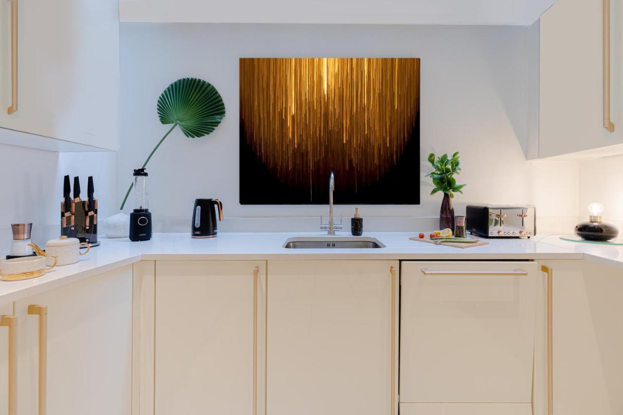 Explore The Most Exquisite West-End From A Harrods Family And Couple Home 런던 외부 사진