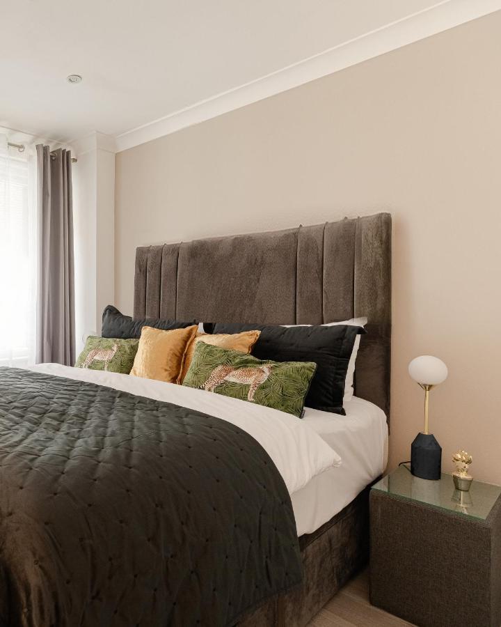 Explore The Most Exquisite West-End From A Harrods Family And Couple Home 런던 외부 사진