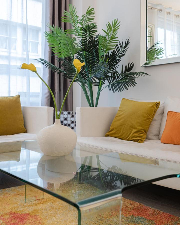 Explore The Most Exquisite West-End From A Harrods Family And Couple Home 런던 외부 사진
